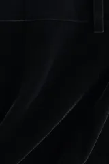 Pollera mini negra entallada de corte evasé, con cierre oculto y corchete en un lateral.