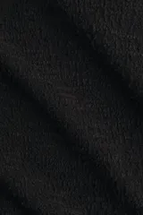 Pollera tubo a la rodilla de tiro alto en punto grueso color negro, con bolsillos al bies, trabillas para cinturón y cierre oculto en la parte trasera.