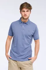 Remera polo de piqué de manga corta, color celeste, con cuello camisero, cartera con botones y pequeño logo bordado en el pecho.