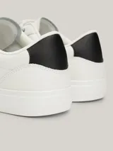 Zapatillas blancas de cuero con puntera redonda, suela cupsole y cierre con tres tiras de velcro.