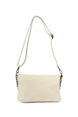 Bandolera negra con solapa, correa ajustable y desmontable. Decorada con una cadena metálica en el frente y tachas hexagonales plateadas en la parte inferior.