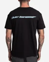 Remera negra de manga corta con cuello redondo, confeccionada en algodón, con pequeño estampado circular en el pecho y diseño de marca en la espalda.