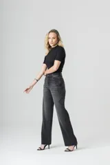 Pantalón de jean negro de tiro alto y corte recto, con detalles de strass en los laterales.