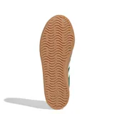 Championes Adidas modelo VL Court 3.0, de color verde con diseño clásico. Presenta la parte superior en gamuza con las icónicas tres tiras laterales en blanco con bordes oscuros. Cuenta con suela de caucho color caramelo y cierre mediante cordones al tono.