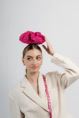 Cartera tipo sobre de cuero color fucsia, con diseño fruncido y cierre de cordón. Incluye una correa ajustable y extraíble para usarla como cartera o como sobre de fiesta.