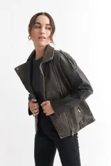 Campera tipo biker de cuero sintético color gris oscuro con efecto desgastado, cierre cruzado con cremallera, cuello con solapas y múltiples bolsillos con cremallera.