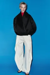 Chaqueta bomber acolchada de Zara Woman Collection, color azul marino, con cuello envolvente de solapa, manga larga con frunces y puños elásticos. Presenta bolsillos laterales y bajo con elástico interior.