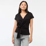 Camiseta negra de algodón con escote en V cruzado y detalle de nudo lateral en la cintura. Presenta mangas cortas y un corte ajustado.