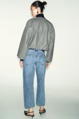 Jeans de tiro medio con cinco bolsillos, pernera recta y corte cropped. Cierre frontal con cremallera y botón.