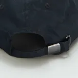 Gorra de béisbol negra con visera curva y correa ajustable en la parte posterior.