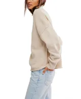 Buzo de tejido punto color beige claro, de calce oversized y cuello alto. Presenta mangas largas con puños anchos y dobladillos enrollados en ruedo y puños.