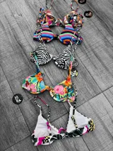Corpiño de bikini con estampado animal print, con tirantes finos y espalda ajustable.