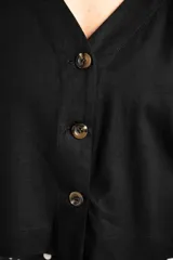 Camisa negra corta de lino y viscosa, con calce oversize, escote en V y cierre frontal con botones.