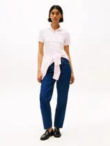 Chomba rosa de piqué de algodón orgánico elástico, corte slim, cuello clásico y cartera de cuatro botones.