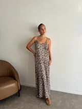 Vestido largo de jersey rib con estampado animal print en tonos blanco, negro y gris. Tiene tirantes finos y escote en V.