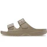 Sandalias Crocs modelo Saturday, color tostado, con diseño de dos tiras con hebillas ajustables y plantilla de espuma Croslite.