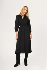 Vestido midi de satén color negro, con escote en V profundo con lazo de ajuste, mangas largas abullonadas con puños elásticos y cintura elástica fruncida.
