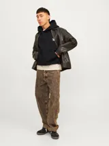 Hoodie negro de manga larga con capucha, confeccionado en tejido de algodón y poliéster. Presenta un diseño estampado en la espalda con tipografía estilo universitario y detalles gráficos en color blanco.