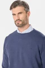 Buzo de felpa color borgoña con cuello redondo, manga larga, bolsillo tipo canguro y logo bordado en el pecho.