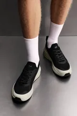 Zapatilla deportiva de correr para hombre, color beige, con parte superior de tejido de punto transpirable, refuerzos Shield Protect Max en puntera y talón, entresuela Spume Foam V2 y suela de goma.