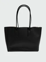 Cartera tipo tote bag Marc Jacobs The Puffy J Marc Work Tote, color negro con herrajes dorados y logotipo de la marca impreso en el frente.
