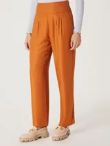 Pantalón de vestir color naranja oscuro, de corte recto y tiro alto, con pinzas en la cintura.