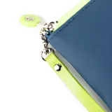 Fichero grande tipo billetera, color azul marino, con ribetes y pulsera de mano en color verde lima. Presenta un parche circular en el frente con el texto "EXTRA LARGE" en verde lima.