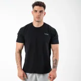 Remera negra de algodón y elastano, corte slim fit, con cuello redondo y logo 'GAINS' estampado en el pecho.