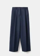 Pantalón de traje tiro medio, corte recto y largo, con diseño de raya diplomática, pinzas y bolsillos laterales.