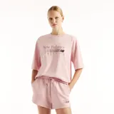 Remera oversize de algodón color rosado, con cuello redondo, mangas cortas y detalle de bordado con texto y logo de la marca en el pecho.