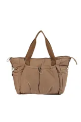 Bolso tipo shopper de nylon color negro, con diseño amplio y liviano. Cuenta con asas reforzadas, cierre superior y bolsillos frontales con frunces y cierre, ofreciendo gran capacidad y organización.