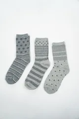 Pack de tres pares de medias grises con diferentes estampados: lunares, rayas horizontales y rayas horizontales con lunares.
