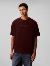 Remera de algodón de corte regular, con cuello redondo y manga corta. Presenta el logo de la marca estampado en el centro del pecho.