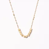 Collar dorado con cadena fina y dije de cubos.