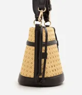 Cartera tipo bucket Satinato, confeccionada en paja tramada con detalles en poliuretano negro, cierre superior ajustable con cordón y forro interno de poliéster. Cuenta con asa de mano y correa larga transversal ajustable.