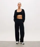 Pantalón deportivo modelo balloon de corte slouchy, con cintura elástica y volumen en las piernas. Confeccionado en tejido modal, poliéster y elastano.