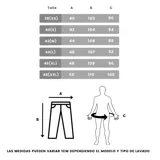 Jean de corte ultra baggy con efecto lavado ácido en color negro. Presenta un diseño holgado, bolsillos traseros amplios y un estampado gráfico circular en el bolsillo derecho.