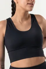 Top deportivo de color azul francia, con escote redondo y breteles anchos. Presenta un diseño de faja ancha en la parte inferior para mayor sujeción y ajuste al cuerpo.