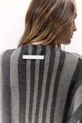 Sweater tejido de punto a rayas texturizado con lurex, color verde y azul. Cuenta con un calce oversize, mangas tres cuartos y cuello bote.