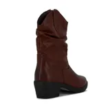Bota texana de caña baja color marrón, con taco bajo cuadrado.