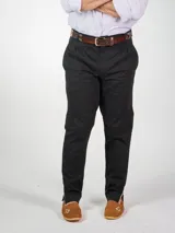 Pantalón de campo de gabardina con lycra, corte recto y bolsillos laterales.