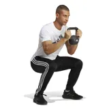 Pantalón de training Adidas negro con tres rayas blancas a los costados, cintura elástica con cordón ajustable y tecnología Aeroready.