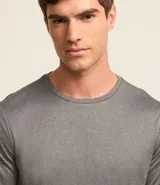 Remera deportiva azul para hombre, modelo comfort, confeccionada en tejido de poliéster con tecnología Dry, cuello redondo y mangas largas.