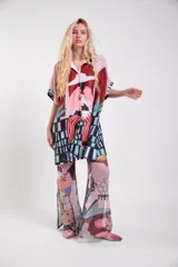 Camisa oversize estampada de manga corta ancha y largo extendido, con ilustración artística exclusiva.