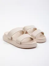 Sandalia baja negra de símil cuero con doble tira ancha sobre la capellada y plataforma de 2 cm.