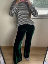 Pantalón Oxford de terciopelo verde oliva, tiro alto con elástico en la cintura.