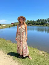 Vestido largo con escote halter y estampado paisley en tonos terracota y turquesa.