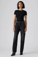 Jeans de corte recto y tiro bajo en color negro con efecto lavado, confeccionados en denim con diseño clásico de cinco bolsillos y cierre frontal con botón y cremallera.