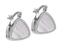 Aros tipo argolla de acero plateado con dije triangular de nácar blanco. Cierre catalán.