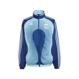 Campera deportiva Adidas Argentina Retro 2006, color azul y celeste, con cierre frontal, cuello alto y puños elásticos. Presenta el logo de Adidas y el escudo de la AFA en el pecho, y las tres tiras características de Adidas en las mangas.